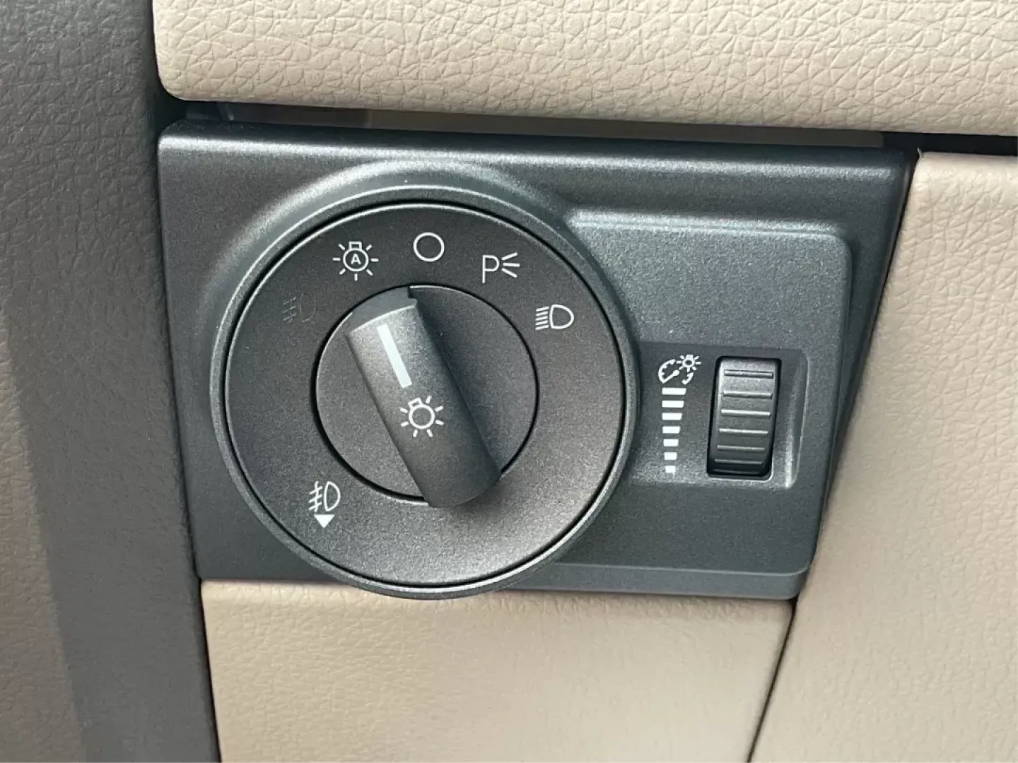 2010 Lincoln MKX AWD (2LMDJ8JC8AB) with an Other engine, located at 8750 N County Rd 25A, Piqua, OH, 45356, (937) 908-9800, 40.164391, -84.232513 - Photo#16