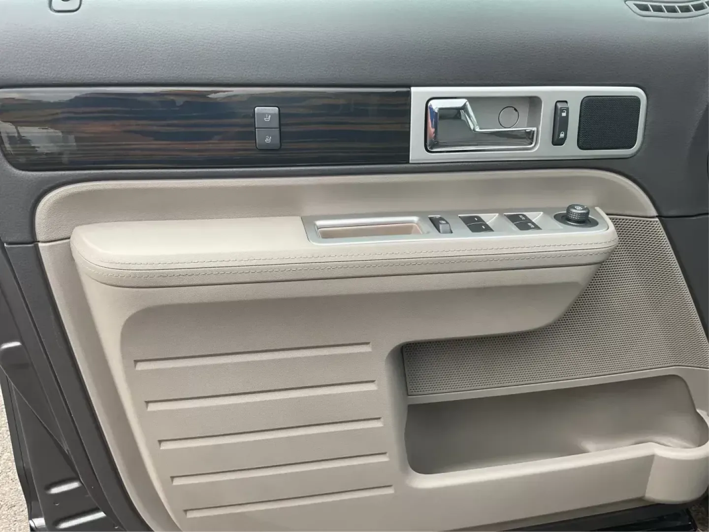 2010 Lincoln MKX AWD (2LMDJ8JC8AB) with an Other engine, located at 8750 N County Rd 25A, Piqua, OH, 45356, (937) 908-9800, 40.164391, -84.232513 - Photo#18