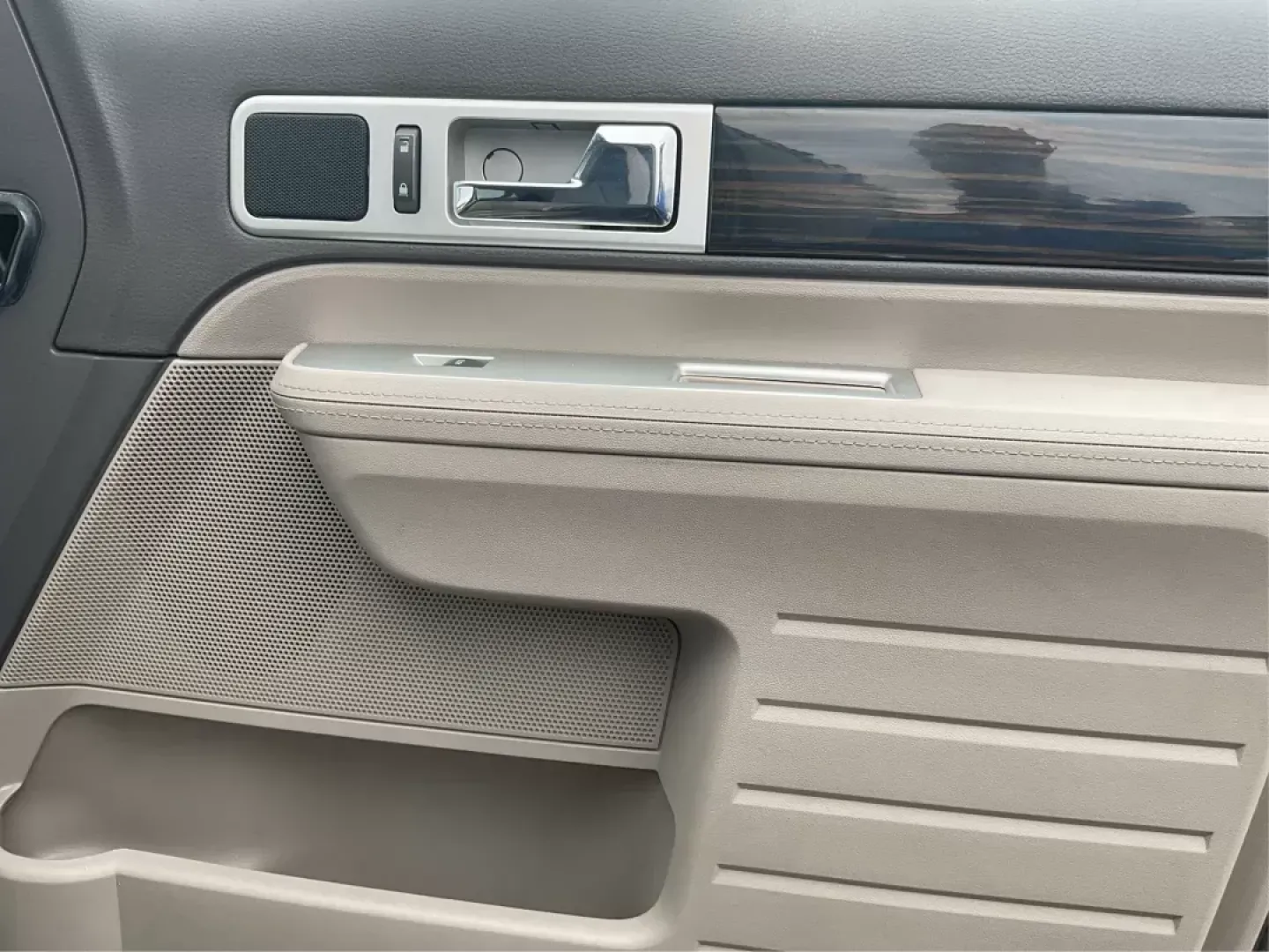 2010 Lincoln MKX AWD (2LMDJ8JC8AB) with an Other engine, located at 8750 N County Rd 25A, Piqua, OH, 45356, (937) 908-9800, 40.164391, -84.232513 - Photo#19