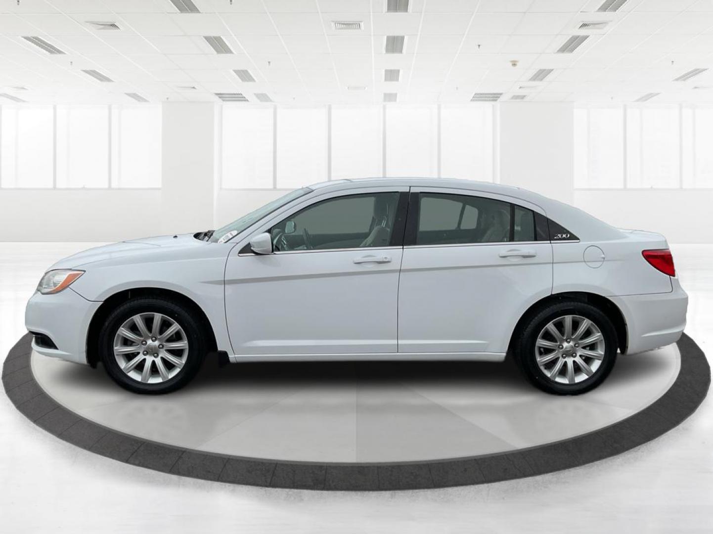 2011 Chrysler 200 Touring (1C3BC1FG5BN) with an 3.6L V6 DOHC 24V FFV engine, 6-Speed Automatic transmission, located at 880 E. National Road, OH, 45377, (937) 908-9800, 39.891918, -84.183975 - Photo#5