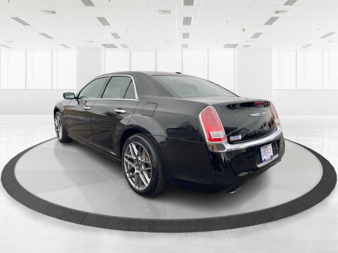 2011 Blackberry Pearl Chrysler 300 Limited RWD (2C3CA5CG4BH) with an 3.6L V6 SOHC 24V engine, 5-Speed Automatic transmission, located at 1184 Kauffman Ave, Fairborn, OH, 45324, (937) 908-9800, 39.807072, -84.031563 - Photo#3