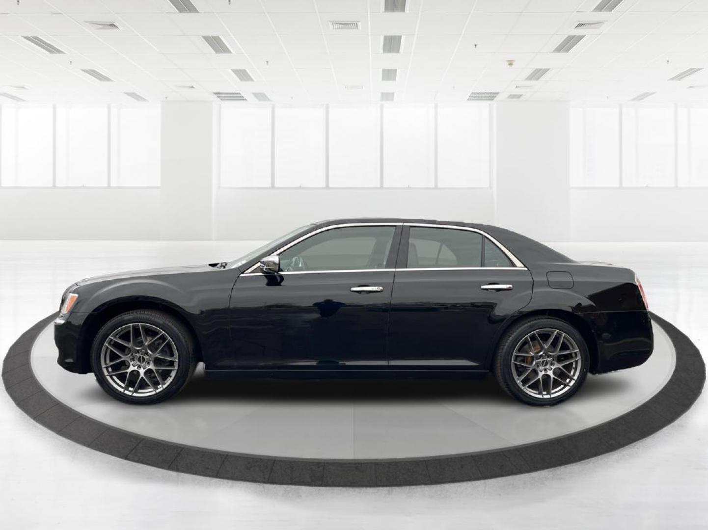 2011 Blackberry Pearl Chrysler 300 Limited RWD (2C3CA5CG4BH) with an 3.6L V6 SOHC 24V engine, 5-Speed Automatic transmission, located at 1184 Kauffman Ave, Fairborn, OH, 45324, (937) 908-9800, 39.807072, -84.031563 - Photo#4