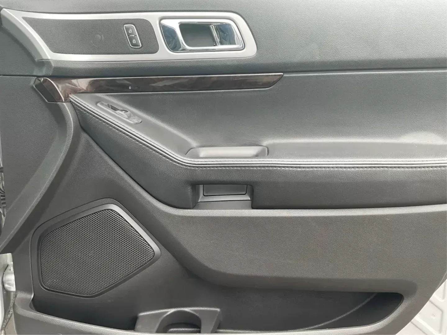 2011 Ford Explorer Limited (1FMHK8F80BG) with an 3.5L V-6 DOHC engine, located at 1230 East Main St, Xenia, OH, 45385, (937) 908-9800, 39.688042, -83.910538 - Photo#18