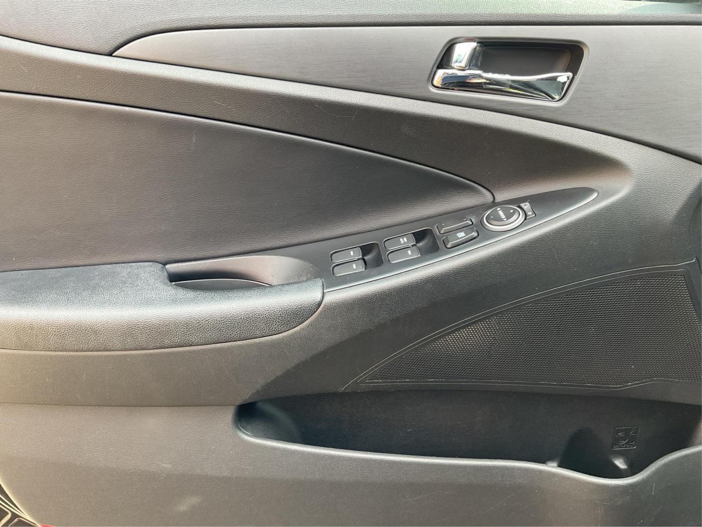 2011 Hyundai Sonata SE (5NPEC4AC5BH) with an 2.4L I-4 gasoline direct injection engine, located at 401 Woodman Dr, Riverside, OH, 45431, (937) 908-9800, 39.761024, -84.120956 - Photo#17