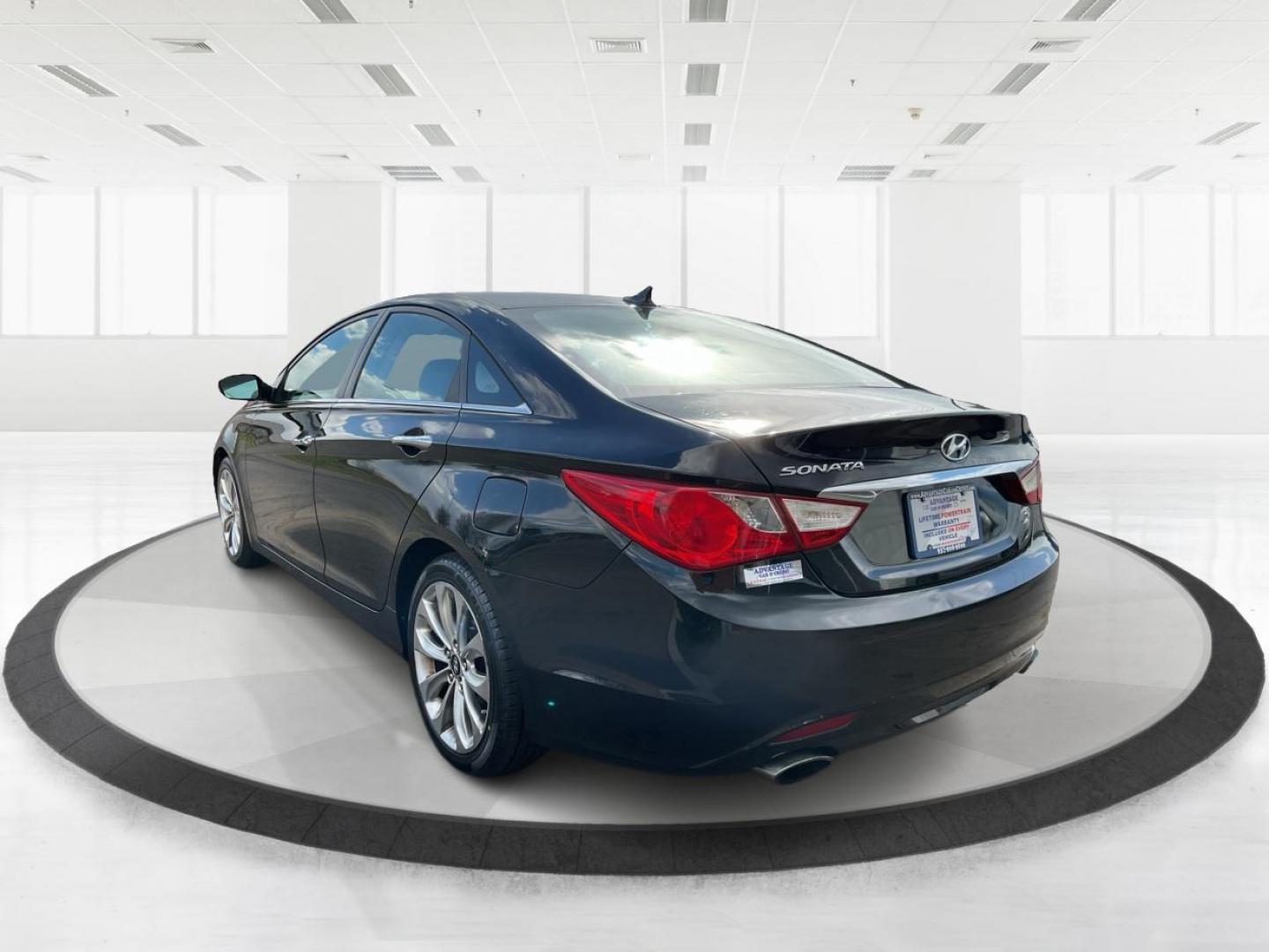 2011 Hyundai Sonata SE (5NPEC4AC5BH) with an 2.4L I-4 gasoline direct injection engine, located at 401 Woodman Dr, Riverside, OH, 45431, (937) 908-9800, 39.761024, -84.120956 - Photo#4
