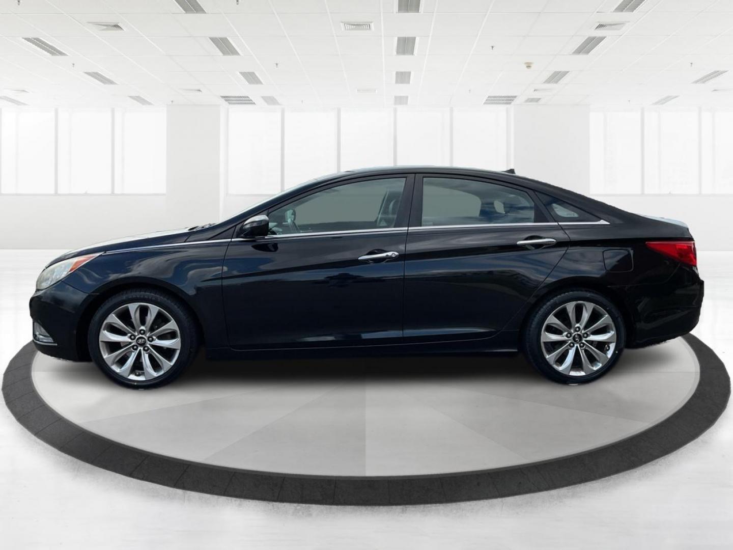2011 Hyundai Sonata SE (5NPEC4AC5BH) with an 2.4L I-4 gasoline direct injection engine, located at 401 Woodman Dr, Riverside, OH, 45431, (937) 908-9800, 39.761024, -84.120956 - Photo#5
