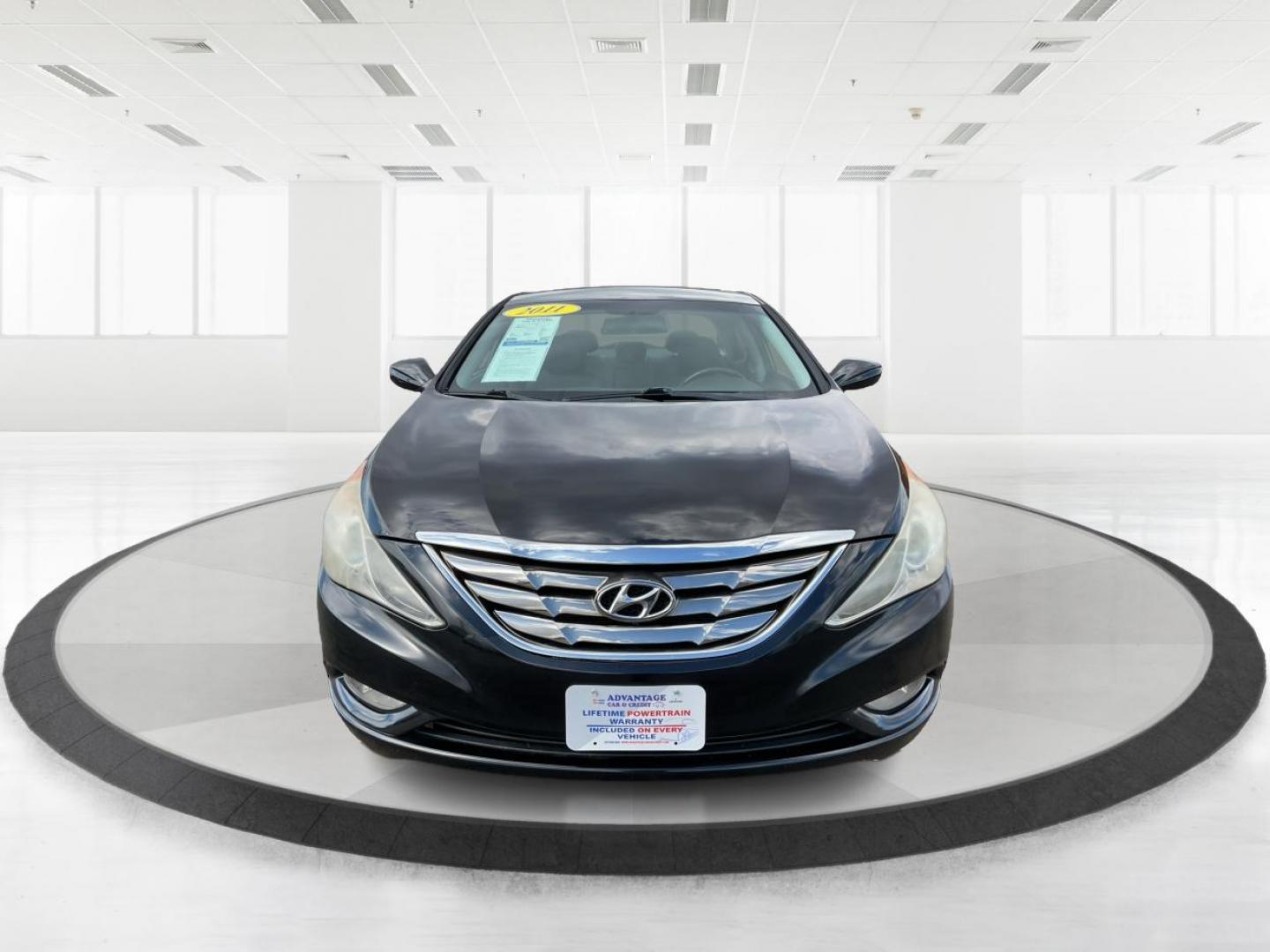 2011 Hyundai Sonata SE (5NPEC4AC5BH) with an 2.4L I-4 gasoline direct injection engine, located at 401 Woodman Dr, Riverside, OH, 45431, (937) 908-9800, 39.761024, -84.120956 - Photo#6