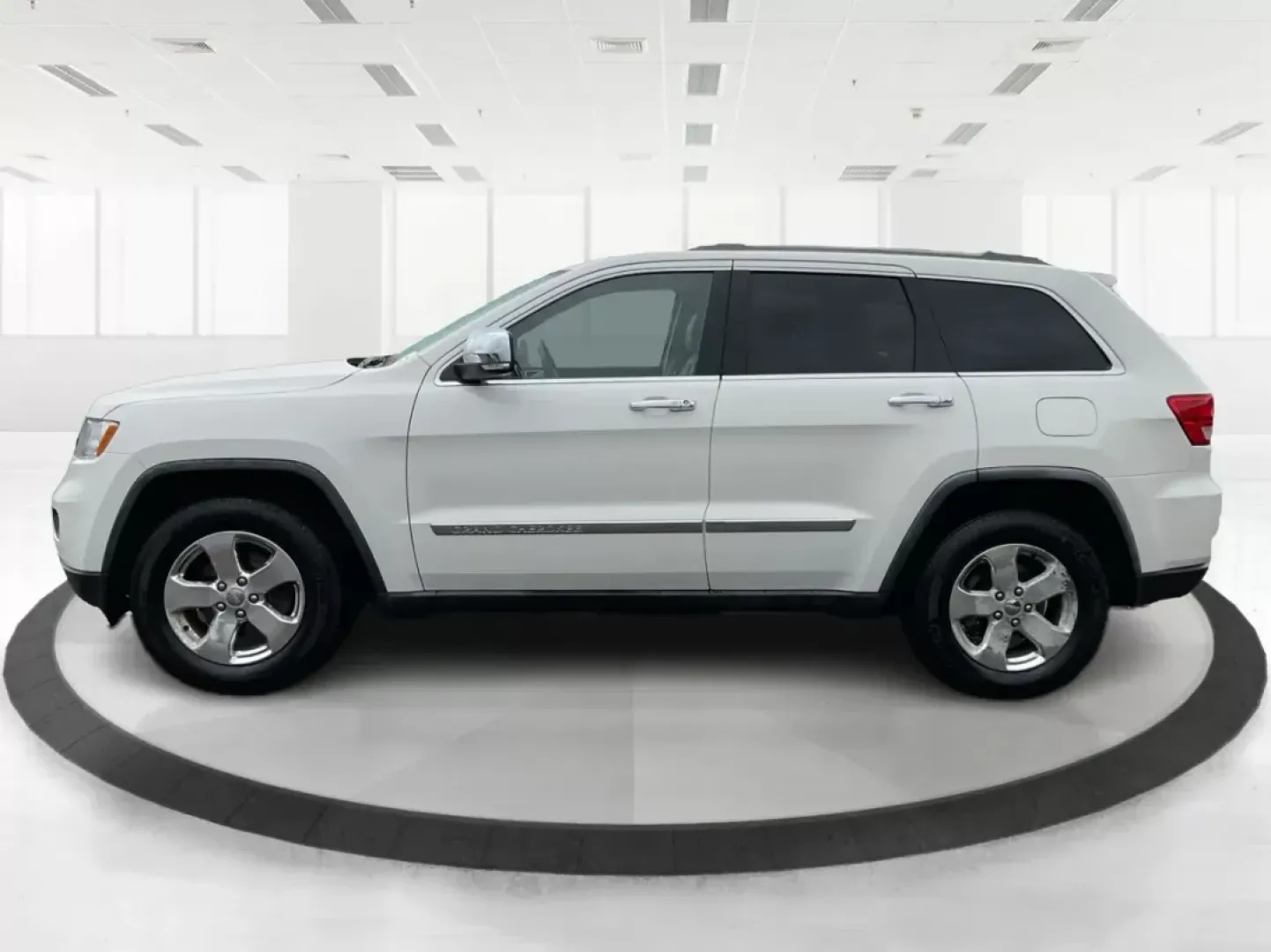 2011 Jeep Grand Cherokee Limited (1J4RR5GG2BC) with an Other engine, located at 1184 Kauffman Ave, Fairborn, OH, 45324, (937) 908-9800, 39.807072, -84.031563 - Photo#6