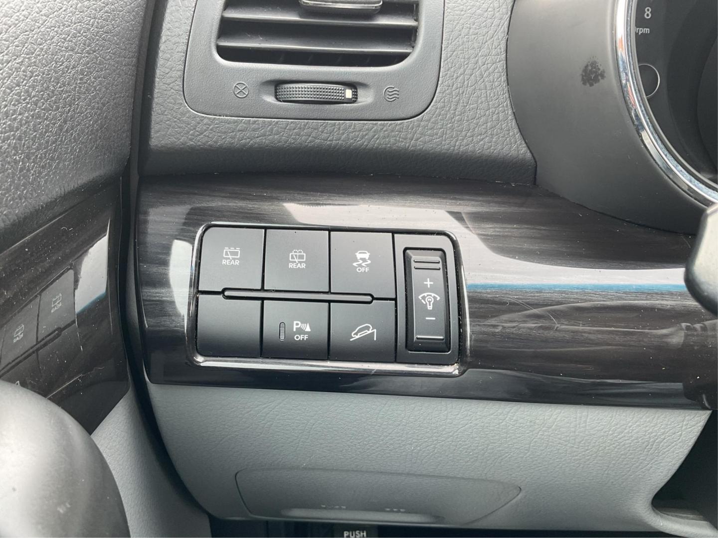 2011 Kia Sorento LX (5XYKT4A10BG) with an 2.4L I-4 DOHC engine, located at 1230 East Main St, Xenia, OH, 45385, (937) 908-9800, 39.688042, -83.910538 - Photo#16