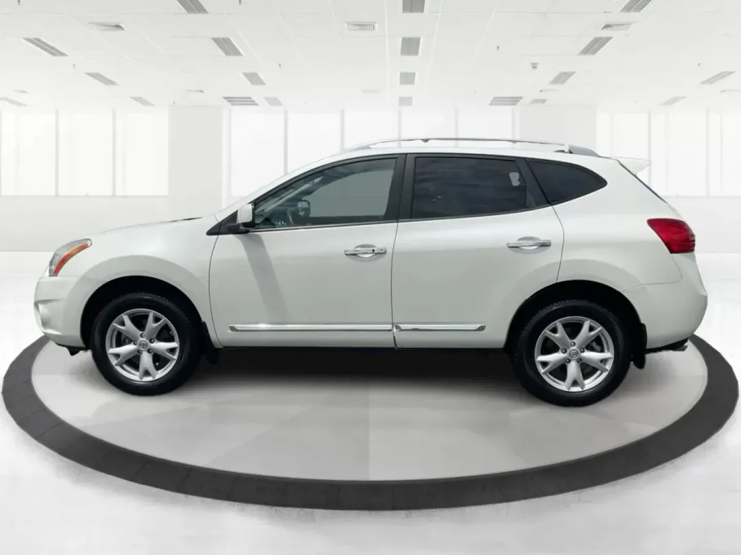 2011 Nissan Rogue SV (JN8AS5MT9BW) with an 2.5L I-4 DOHC engine, located at 401 Woodman Dr, Riverside, OH, 45431, (937) 908-9800, 39.761024, -84.120956 - Photo#5