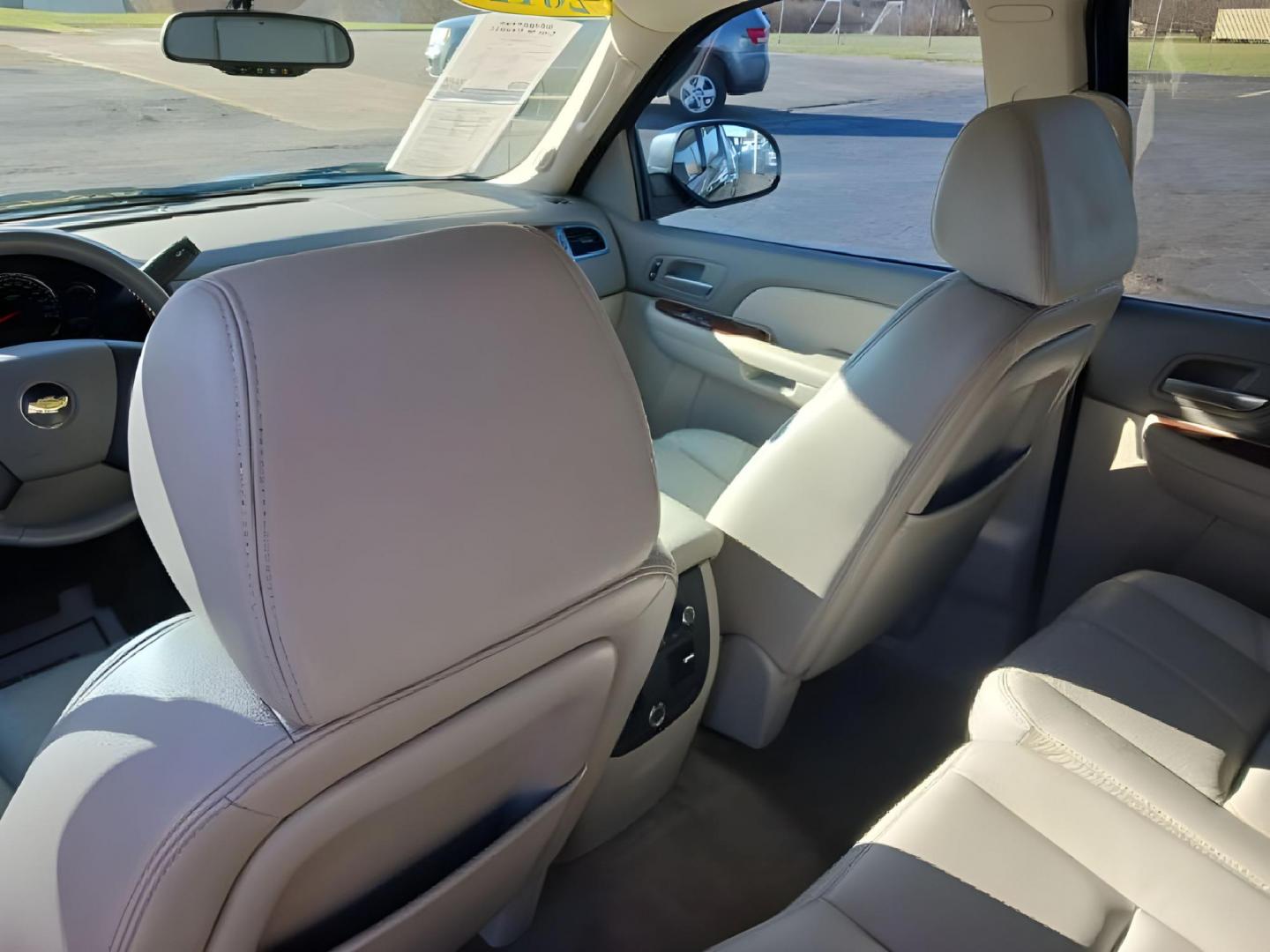 2012 Chevrolet Avalanche LT 4WD (3GNTKFE72CG) with an 5.3L V8 OHV 16V FFV engine, 4-Speed Automatic transmission, located at 1230 East Main St, Xenia, OH, 45385, (937) 908-9800, 39.688042, -83.910538 - Photo#9