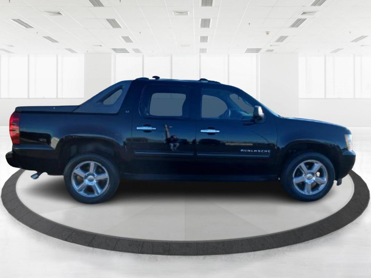 2012 Chevrolet Avalanche LT 4WD (3GNTKFE72CG) with an 5.3L V8 OHV 16V FFV engine, 4-Speed Automatic transmission, located at 1230 East Main St, Xenia, OH, 45385, (937) 908-9800, 39.688042, -83.910538 - Photo#1