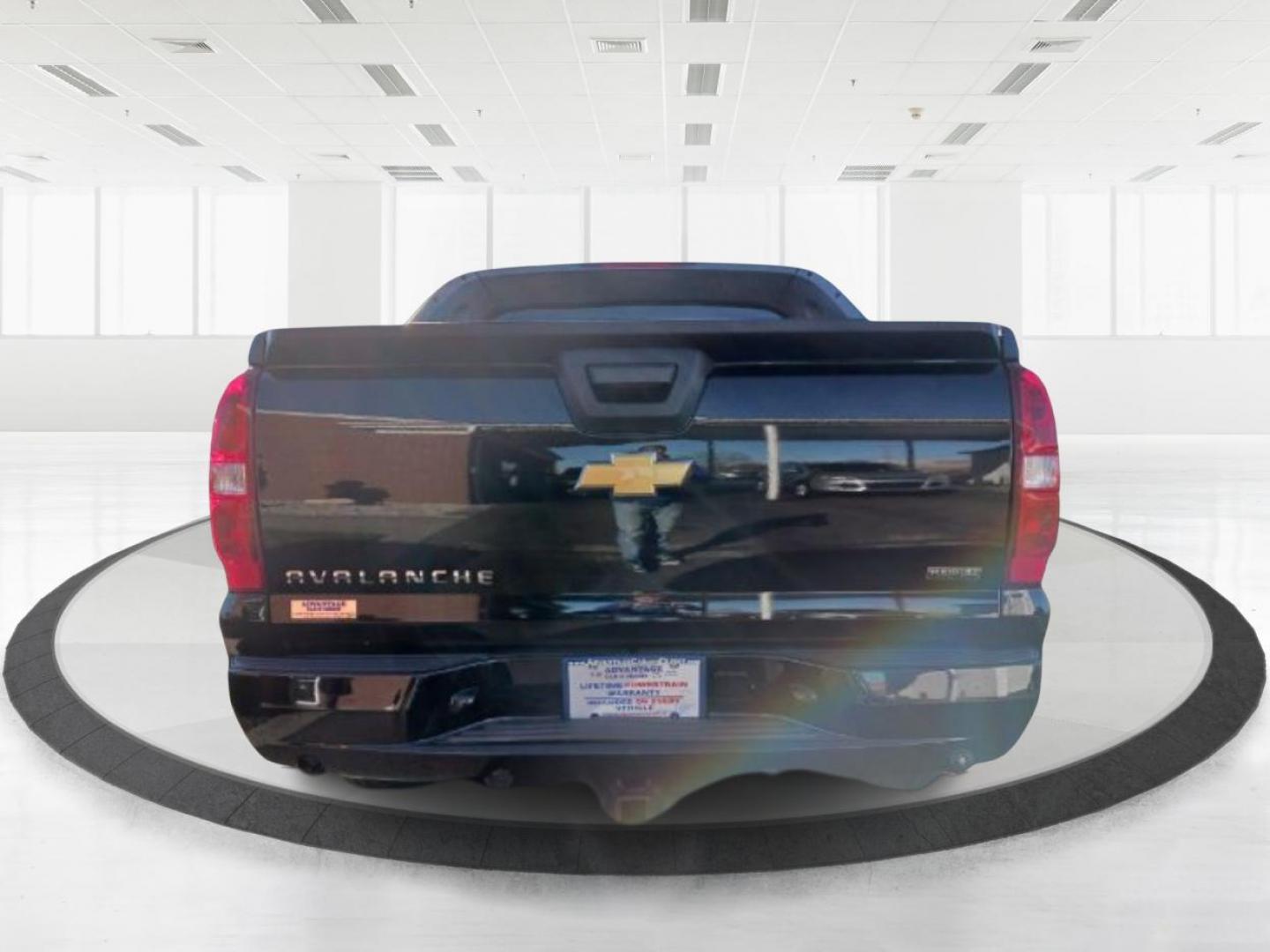 2012 Chevrolet Avalanche LT 4WD (3GNTKFE72CG) with an 5.3L V8 OHV 16V FFV engine, 4-Speed Automatic transmission, located at 1230 East Main St, Xenia, OH, 45385, (937) 908-9800, 39.688042, -83.910538 - Photo#2