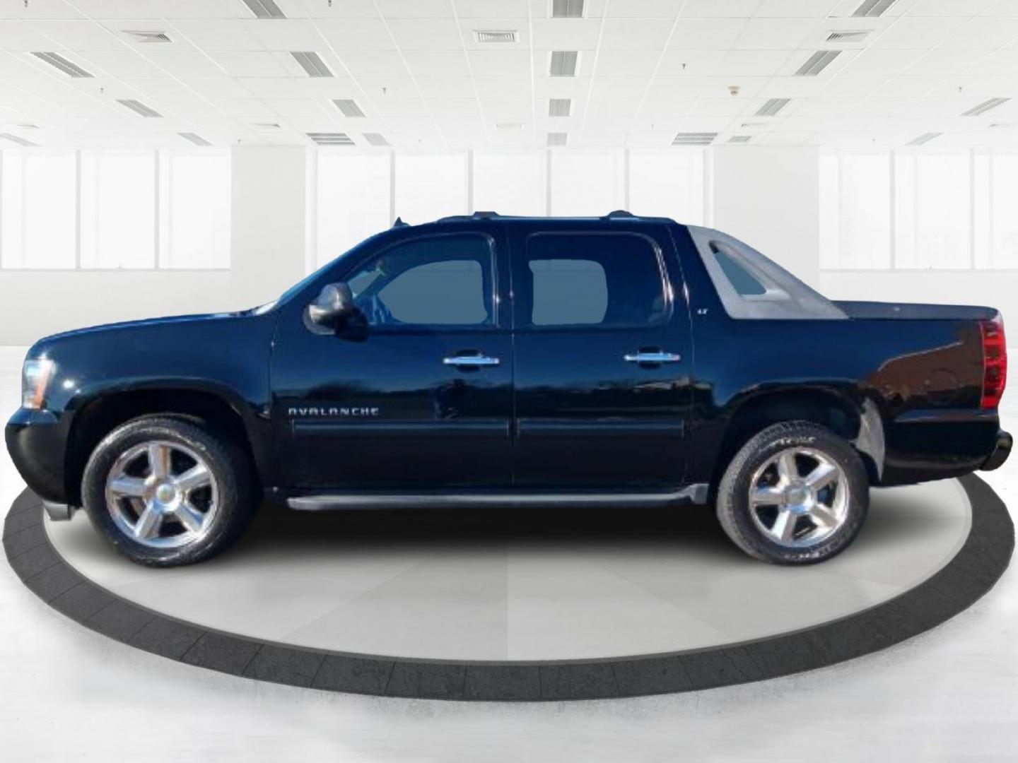 2012 Chevrolet Avalanche LT 4WD (3GNTKFE72CG) with an 5.3L V8 OHV 16V FFV engine, 4-Speed Automatic transmission, located at 1230 East Main St, Xenia, OH, 45385, (937) 908-9800, 39.688042, -83.910538 - Photo#3