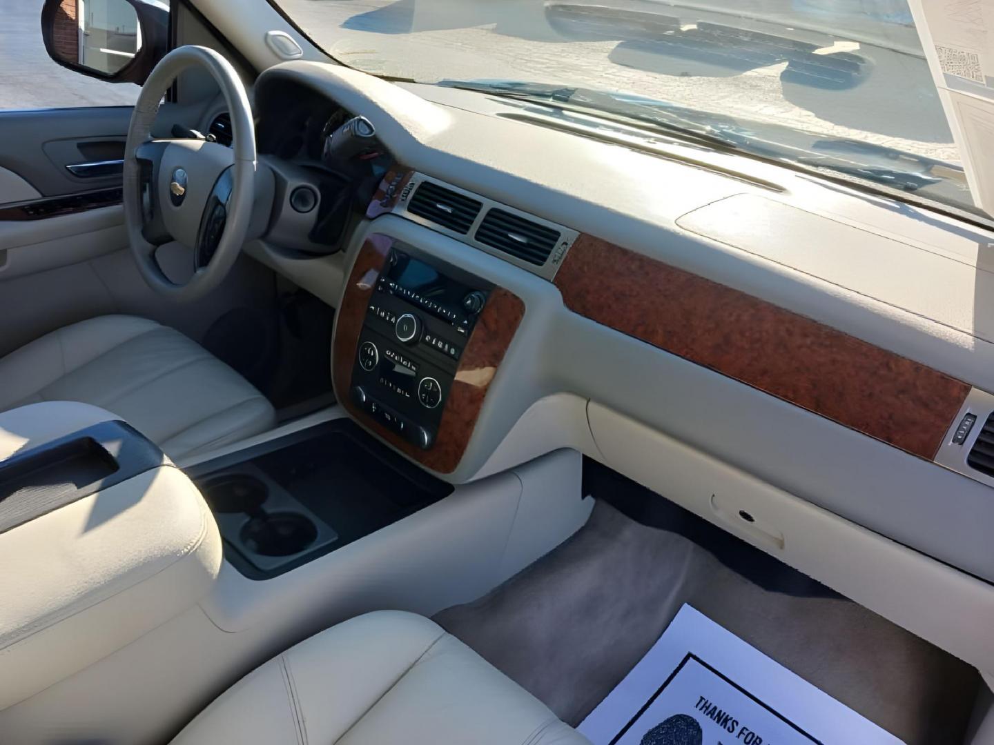 2012 Chevrolet Avalanche LT 4WD (3GNTKFE72CG) with an 5.3L V8 OHV 16V FFV engine, 4-Speed Automatic transmission, located at 1230 East Main St, Xenia, OH, 45385, (937) 908-9800, 39.688042, -83.910538 - Photo#8