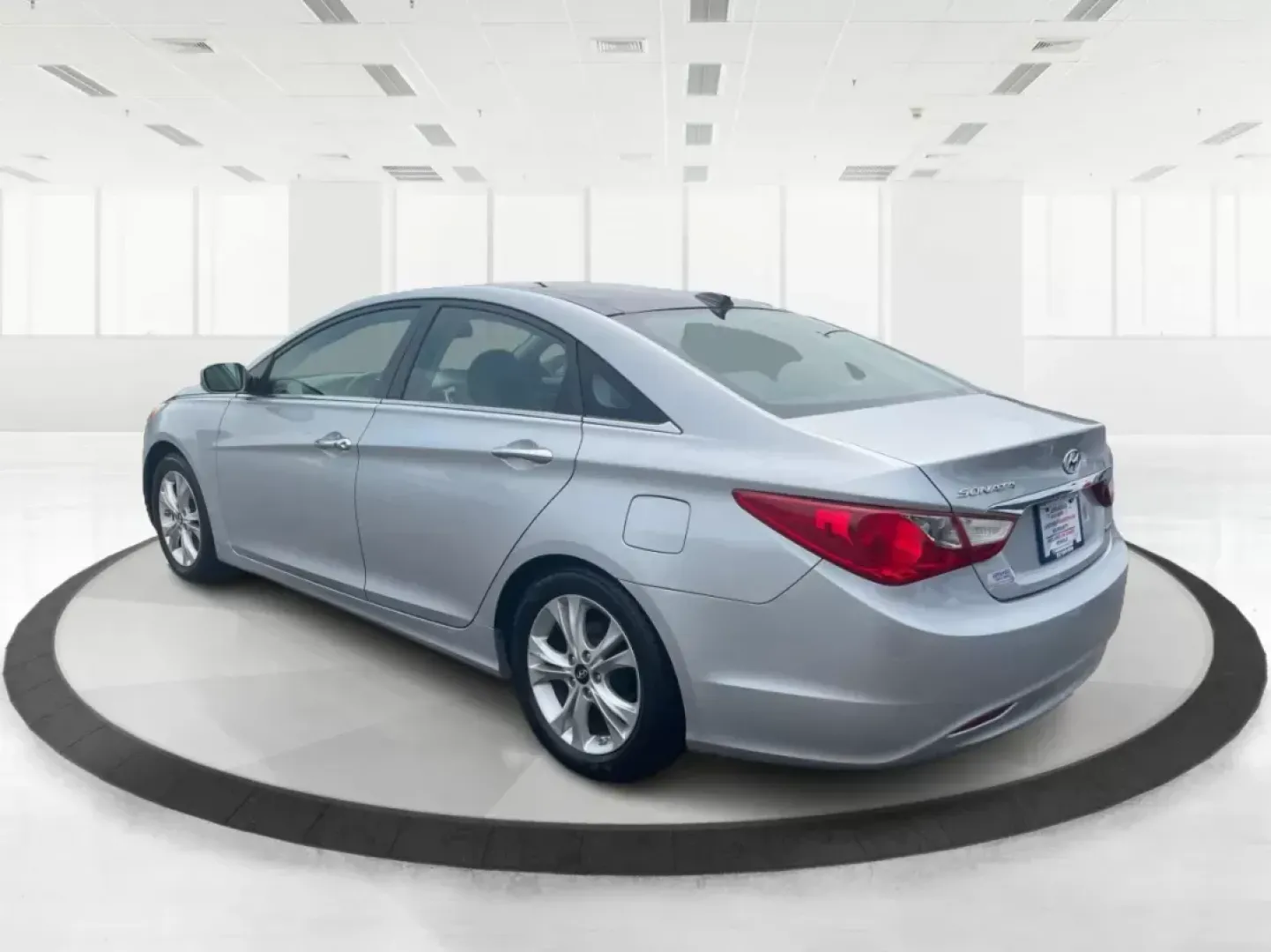 2012 Hyundai Sonata Limited (5NPEC4AC5CH) with an 2.4L I-4 gasoline direct injection engine, located at 880 E. National Road, OH, 45377, (937) 908-9800, 39.891918, -84.183975 - Photo#4