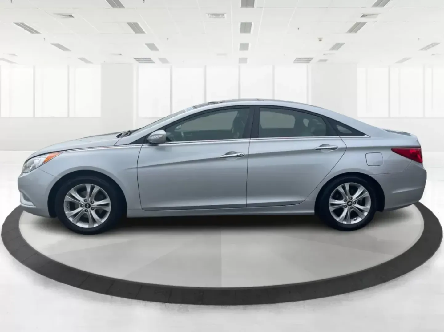 2012 Hyundai Sonata Limited (5NPEC4AC5CH) with an 2.4L I-4 gasoline direct injection engine, located at 880 E. National Road, OH, 45377, (937) 908-9800, 39.891918, -84.183975 - Photo#5