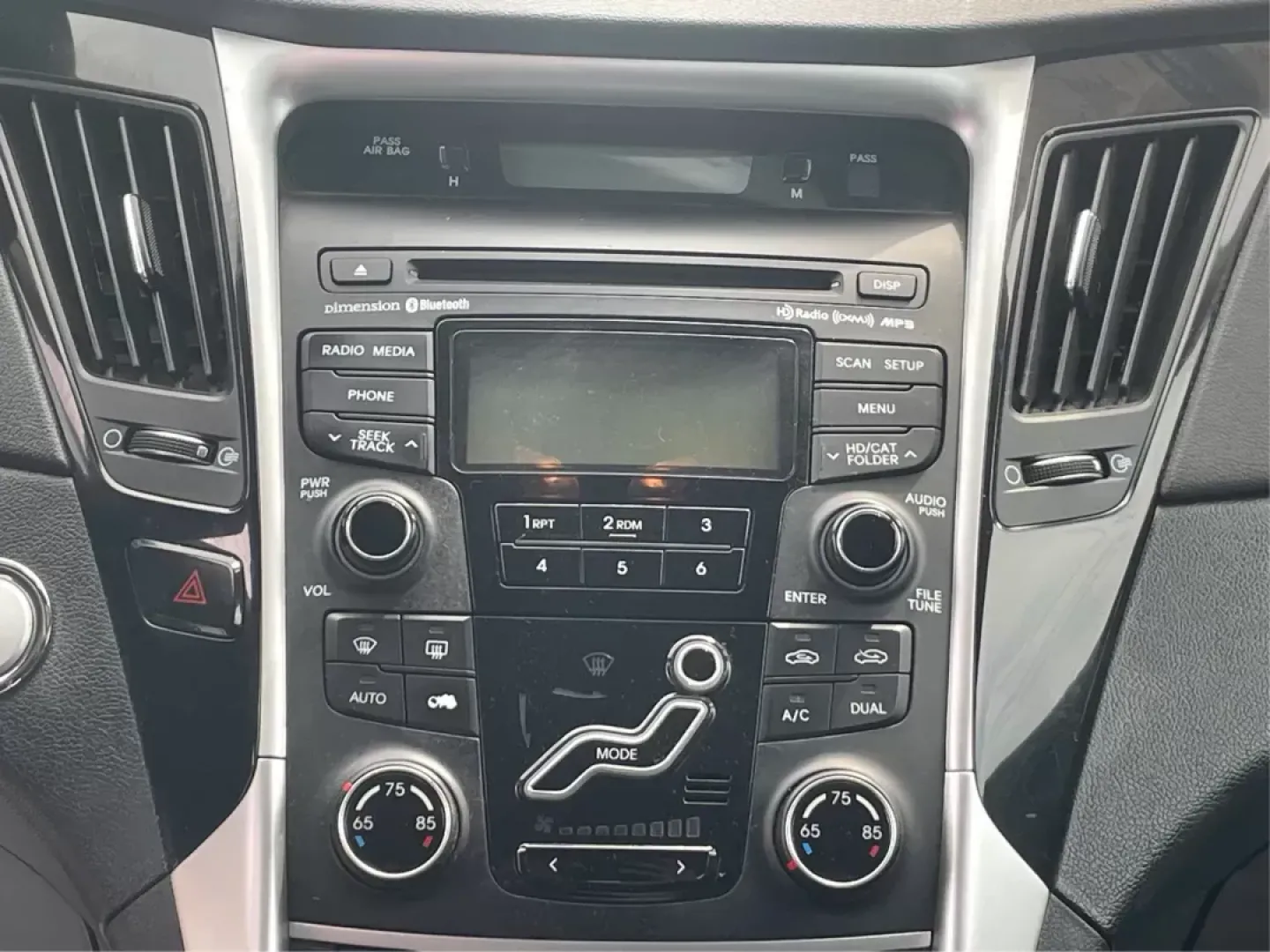 2012 Hyundai Sonata Limited (5NPEC4AC5CH) with an 2.4L I-4 gasoline direct injection engine, located at 880 E. National Road, OH, 45377, (937) 908-9800, 39.891918, -84.183975 - Photo#12