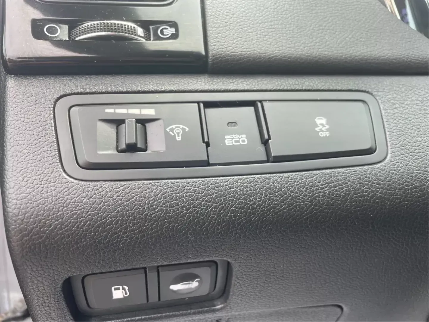 2012 Hyundai Sonata Limited (5NPEC4AC5CH) with an 2.4L I-4 gasoline direct injection engine, located at 880 E. National Road, OH, 45377, (937) 908-9800, 39.891918, -84.183975 - Photo#16