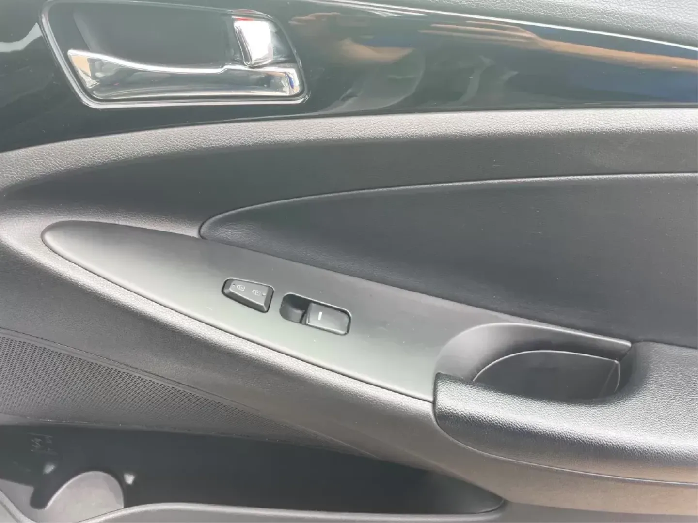 2012 Hyundai Sonata Limited (5NPEC4AC5CH) with an 2.4L I-4 gasoline direct injection engine, located at 880 E. National Road, OH, 45377, (937) 908-9800, 39.891918, -84.183975 - Photo#19