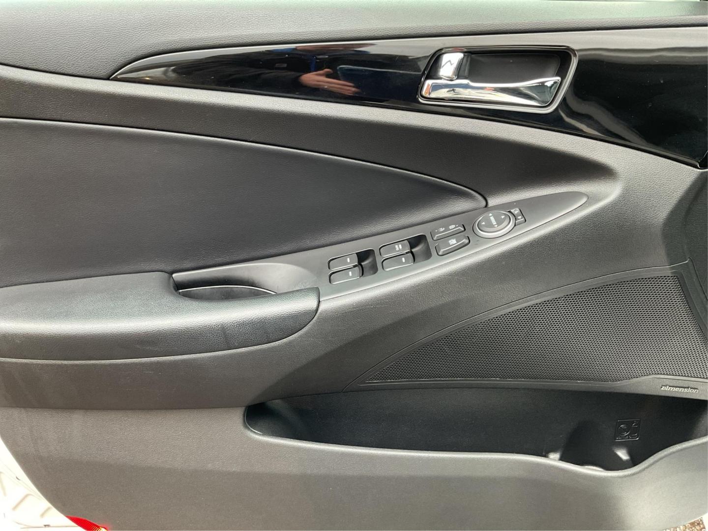 2012 Hyundai Sonata Limited 2.0T (5NPEC4AB7CH) with an 2L I-4 gasoline direct injection engine, located at 4508 South Dixie Dr, Moraine, OH, 45439, (937) 908-9800, 39.807072, -84.031563 - Photo#17