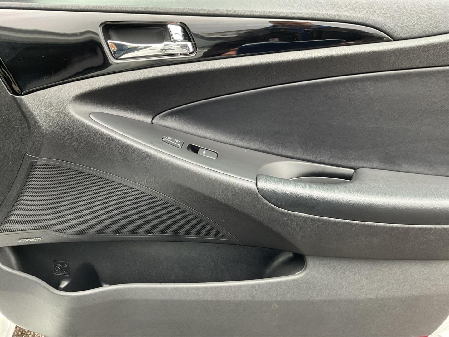 2012 Hyundai Sonata Limited 2.0T (5NPEC4AB7CH) with an 2L I-4 gasoline direct injection engine, located at 4508 South Dixie Dr, Moraine, OH, 45439, (937) 908-9800, 39.807072, -84.031563 - Photo#18