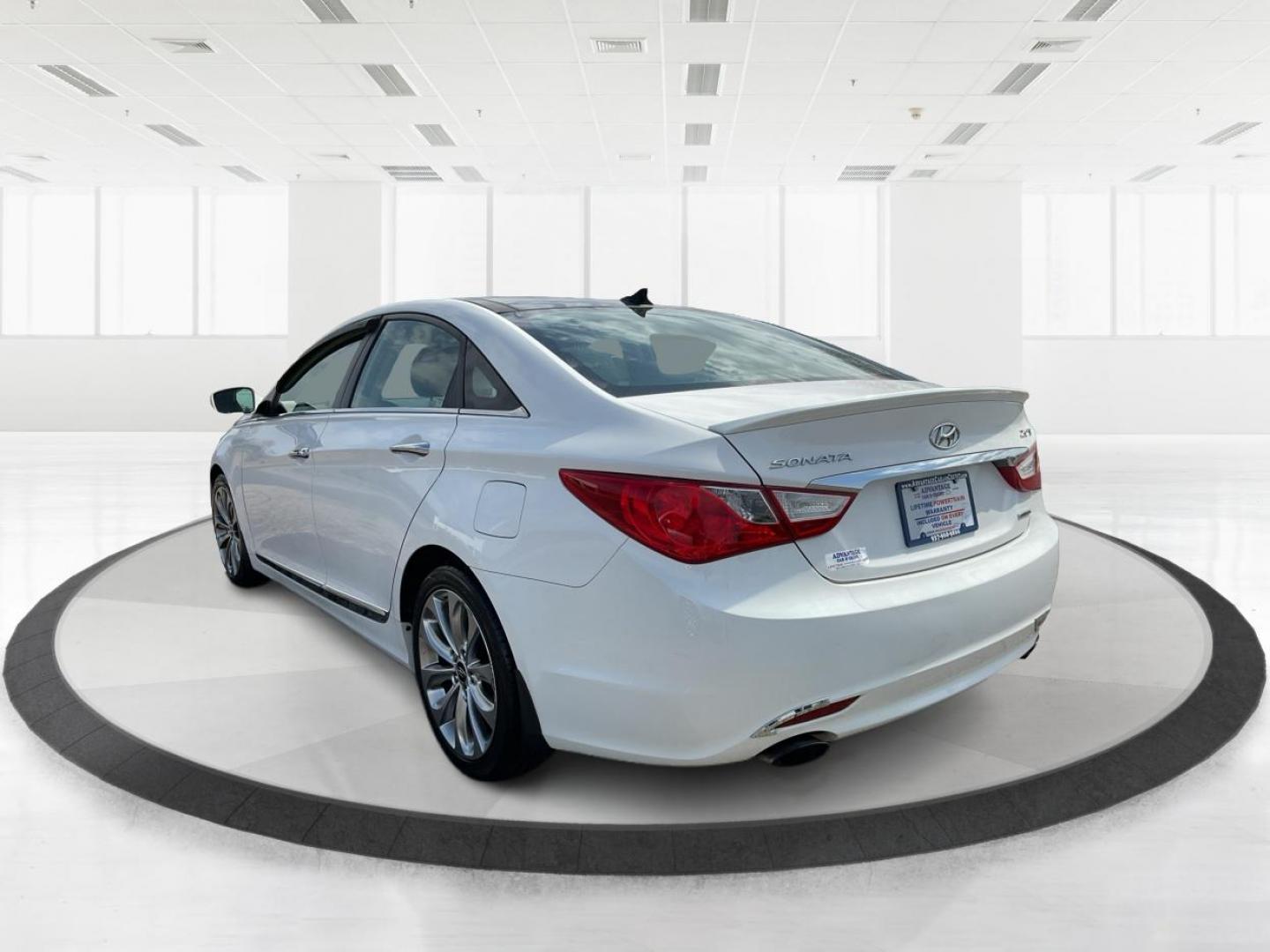 2012 Hyundai Sonata Limited 2.0T (5NPEC4AB7CH) with an 2L I-4 gasoline direct injection engine, located at 4508 South Dixie Dr, Moraine, OH, 45439, (937) 908-9800, 39.807072, -84.031563 - Photo#4