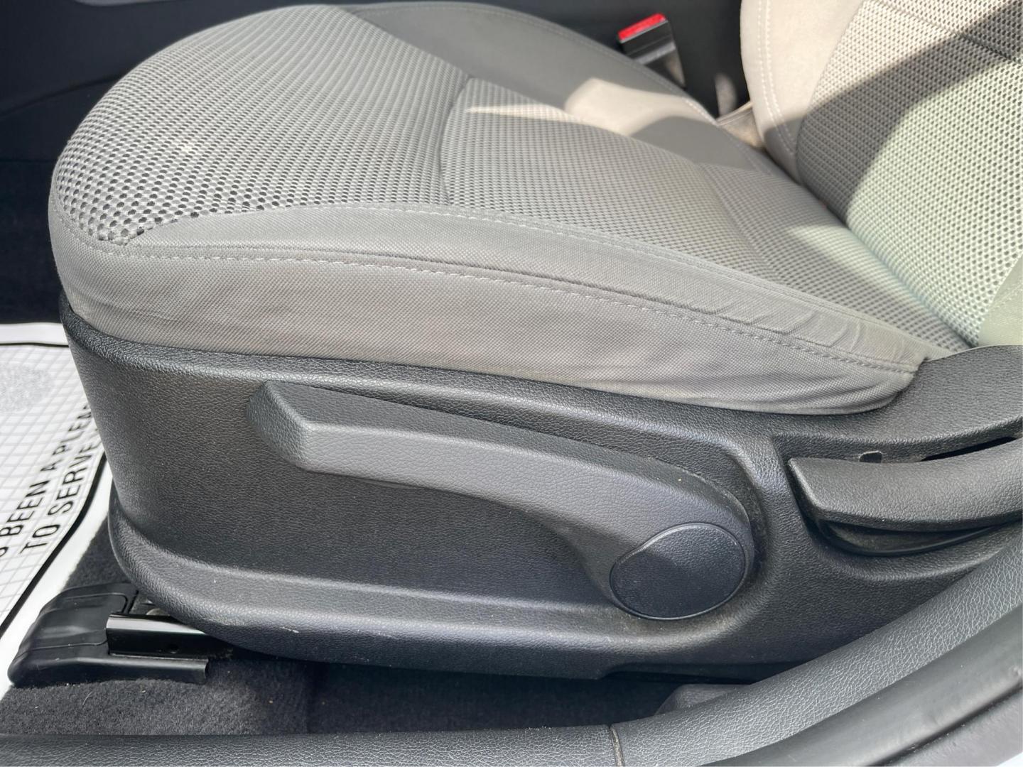 2012 Hyundai Sonata GLS Auto (5NPEB4AC0CH) with an 2.4L L4 DOHC 16V engine, 6-Speed Automatic transmission, located at 1184 Kauffman Ave, Fairborn, OH, 45324, (937) 908-9800, 39.807072, -84.031563 - Photo#17