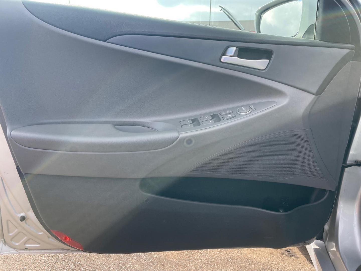 2012 Hyundai Sonata GLS Auto (5NPEB4AC0CH) with an 2.4L L4 DOHC 16V engine, 6-Speed Automatic transmission, located at 1184 Kauffman Ave, Fairborn, OH, 45324, (937) 908-9800, 39.807072, -84.031563 - Photo#18