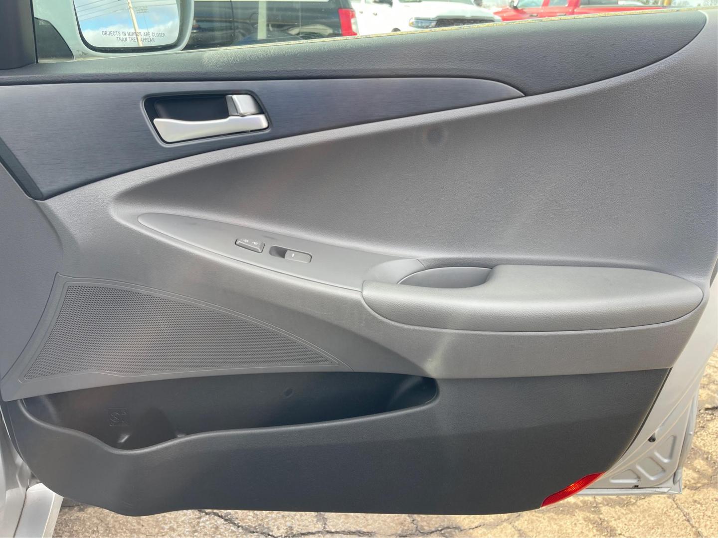 2012 Hyundai Sonata GLS Auto (5NPEB4AC0CH) with an 2.4L L4 DOHC 16V engine, 6-Speed Automatic transmission, located at 1184 Kauffman Ave, Fairborn, OH, 45324, (937) 908-9800, 39.807072, -84.031563 - Photo#19