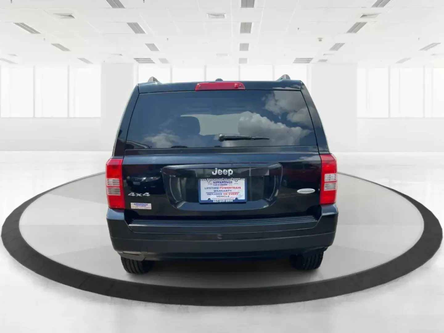 2012 Jeep Patriot Latitude (1C4NJRFB1CD) with an 2.4L I-4 DOHC engine, located at 1230 East Main St, Xenia, OH, 45385, (937) 908-9800, 39.688042, -83.910538 - Photo#3