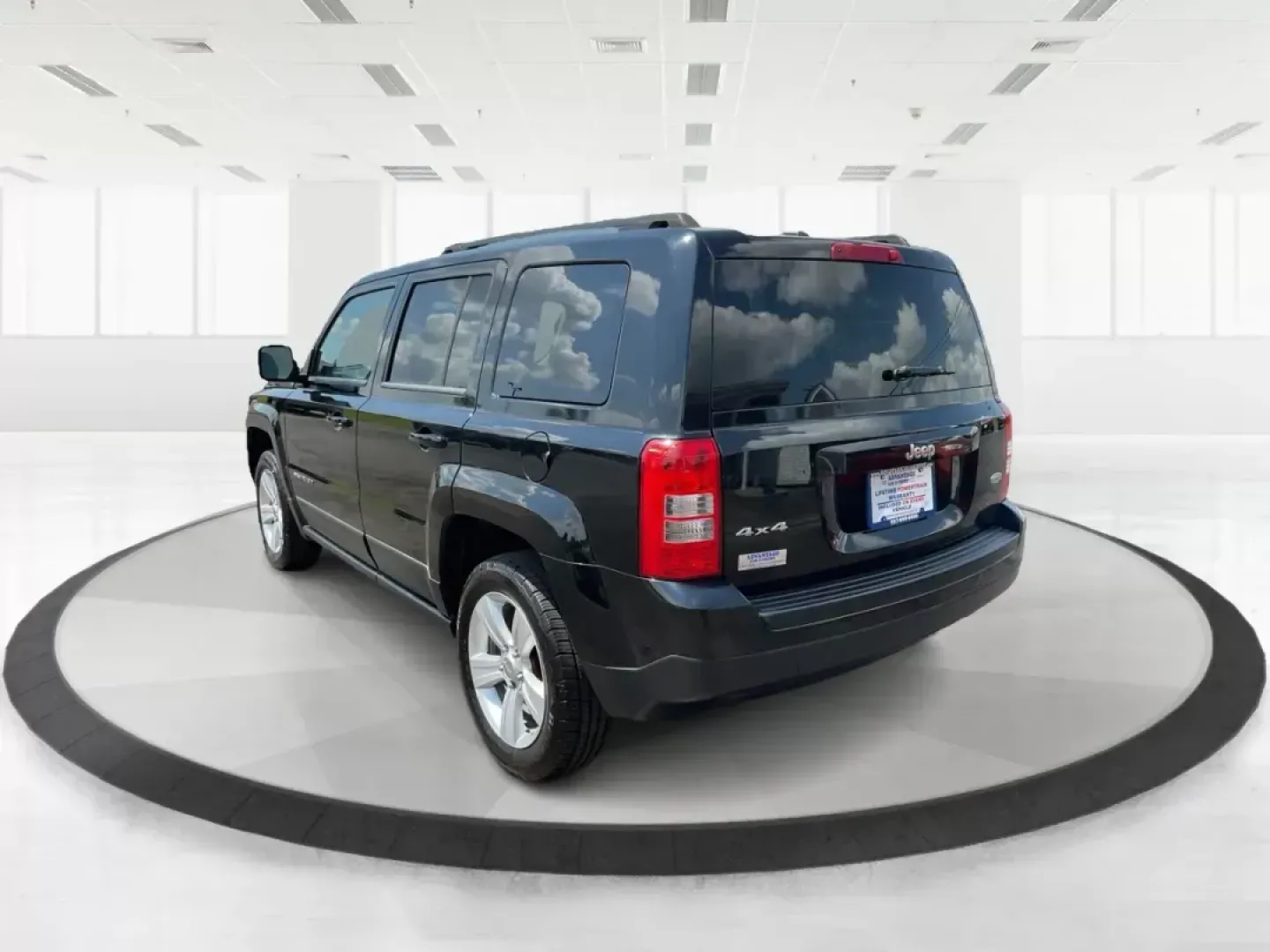 2012 Jeep Patriot Latitude (1C4NJRFB1CD) with an 2.4L I-4 DOHC engine, located at 1230 East Main St, Xenia, OH, 45385, (937) 908-9800, 39.688042, -83.910538 - Photo#4