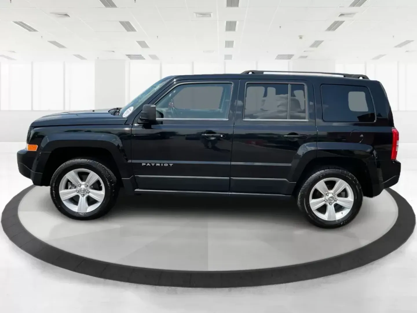 2012 Jeep Patriot Latitude (1C4NJRFB1CD) with an 2.4L I-4 DOHC engine, located at 1230 East Main St, Xenia, OH, 45385, (937) 908-9800, 39.688042, -83.910538 - Photo#5