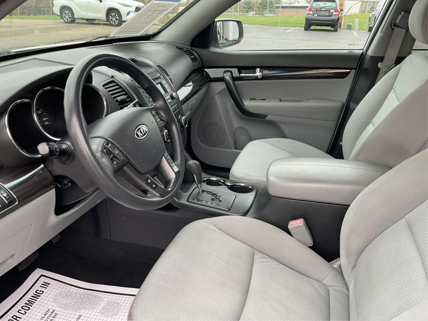2012 Kia Sorento LX (5XYKTCA68CG) with an 2.4L I-4 gasoline direct injection engine, located at 1184 Kauffman Ave, Fairborn, OH, 45324, (937) 908-9800, 39.807072, -84.031563 - Photo#8