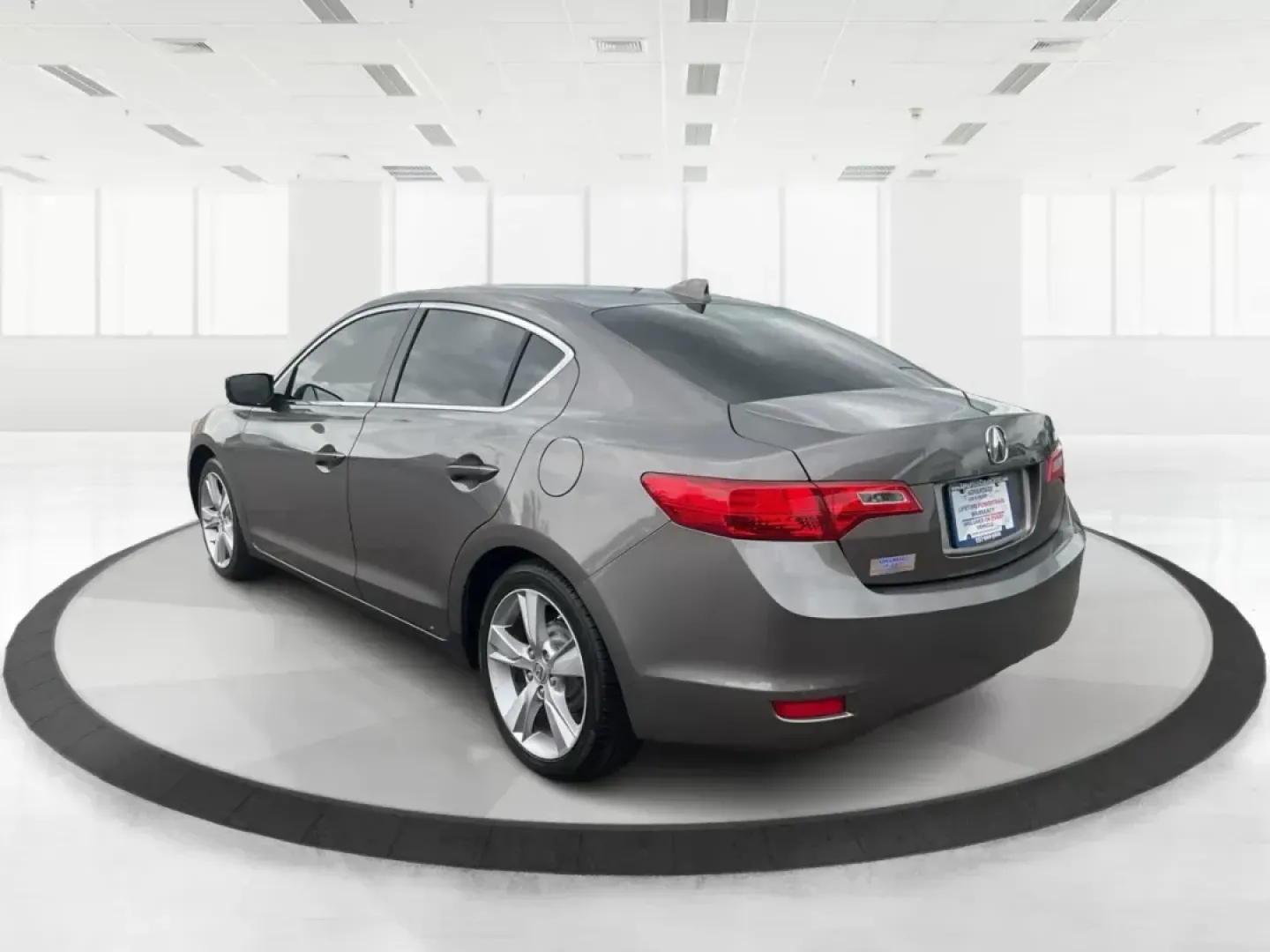 2013 Acura ILX 2.0L (19VDE1F7XDE) with an 2L I-4 i-VTEC variable valve control engine, located at 880 E. National Road, OH, 45377, (937) 908-9800, 39.891918, -84.183975 - Photo#2