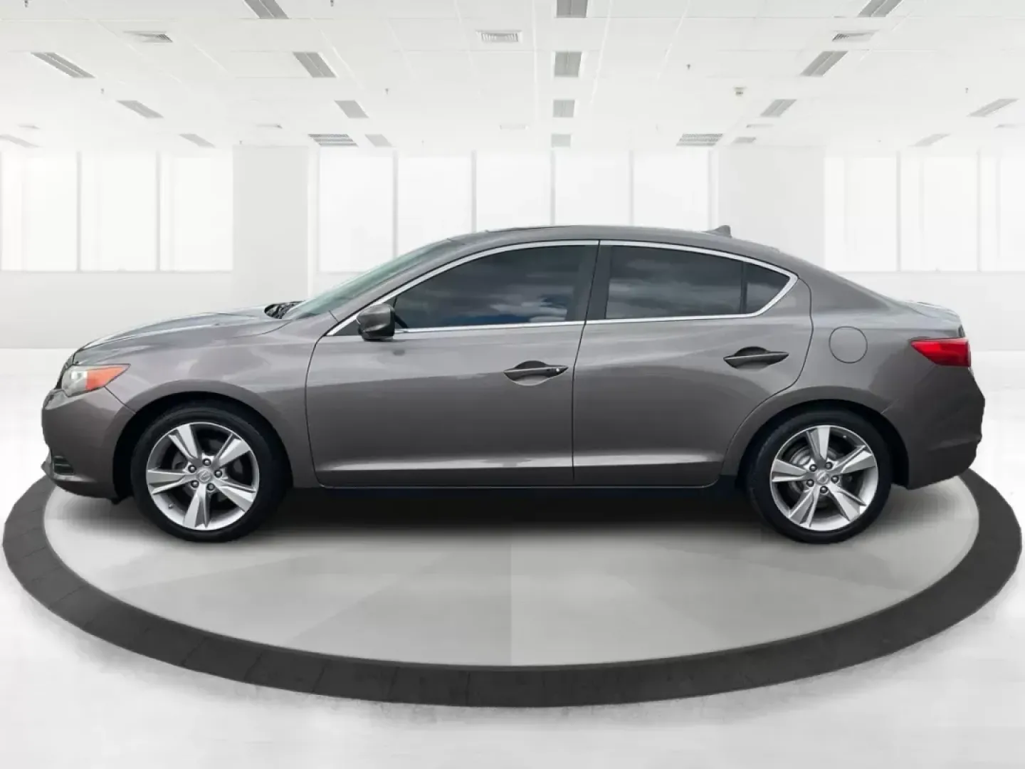 2013 Acura ILX 2.0L (19VDE1F7XDE) with an 2L I-4 i-VTEC variable valve control engine, located at 880 E. National Road, OH, 45377, (937) 908-9800, 39.891918, -84.183975 - Photo#3