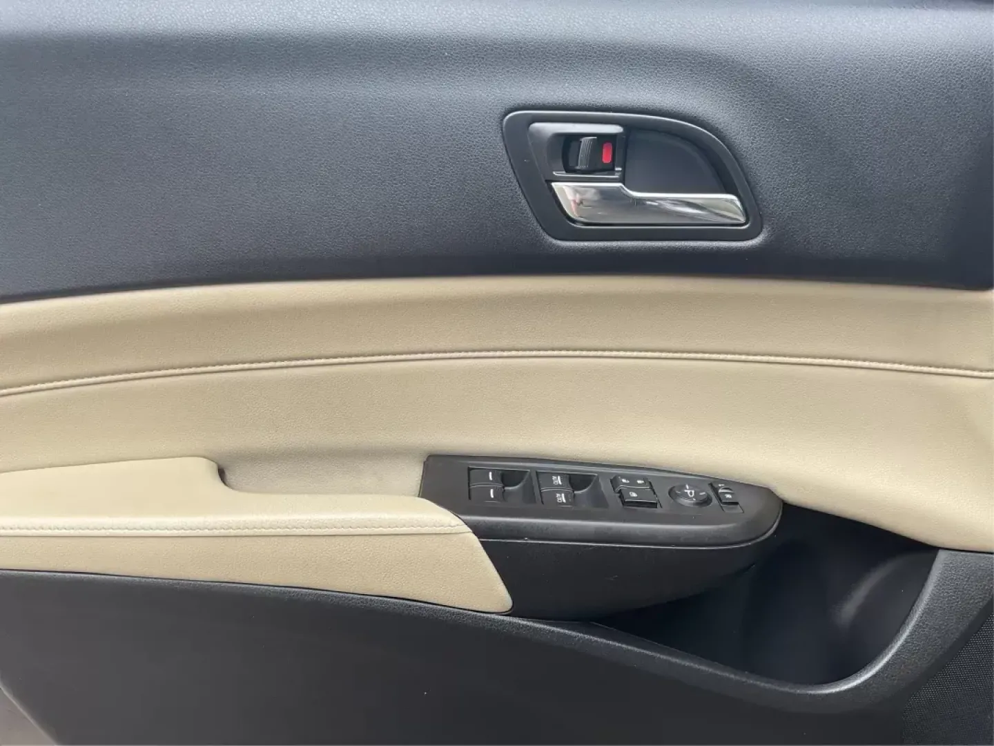 2013 Acura ILX 2.0L (19VDE1F7XDE) with an 2L I-4 i-VTEC variable valve control engine, located at 880 E. National Road, OH, 45377, (937) 908-9800, 39.891918, -84.183975 - Photo#16