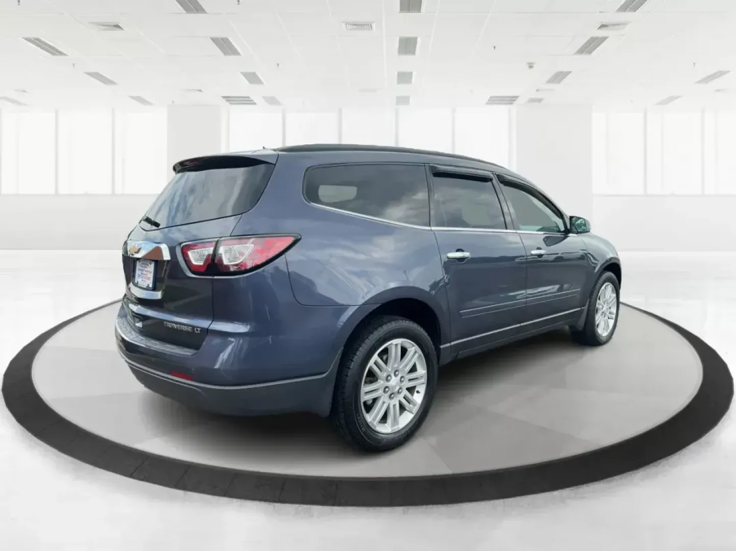 2013 Chevrolet Traverse 1LT (1GNKRGKD0DJ) with an 3.6L V-6 gasoline direct injection engine, located at 1230 East Main St, Xenia, OH, 45385, (937) 908-9800, 39.688042, -83.910538 - Photo#2