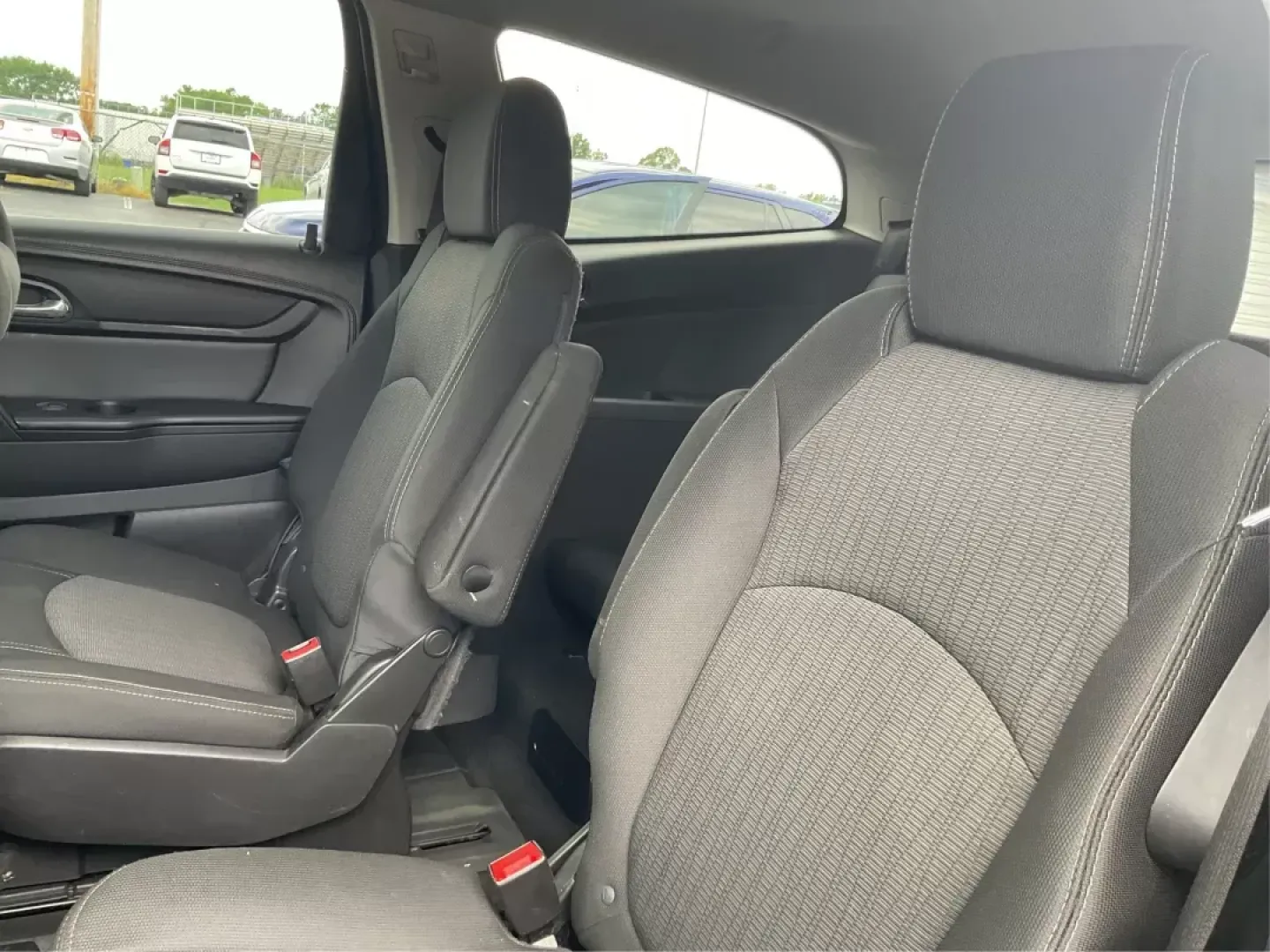 2013 Chevrolet Traverse 1LT (1GNKRGKD0DJ) with an 3.6L V-6 gasoline direct injection engine, located at 1230 East Main St, Xenia, OH, 45385, (937) 908-9800, 39.688042, -83.910538 - Photo#8