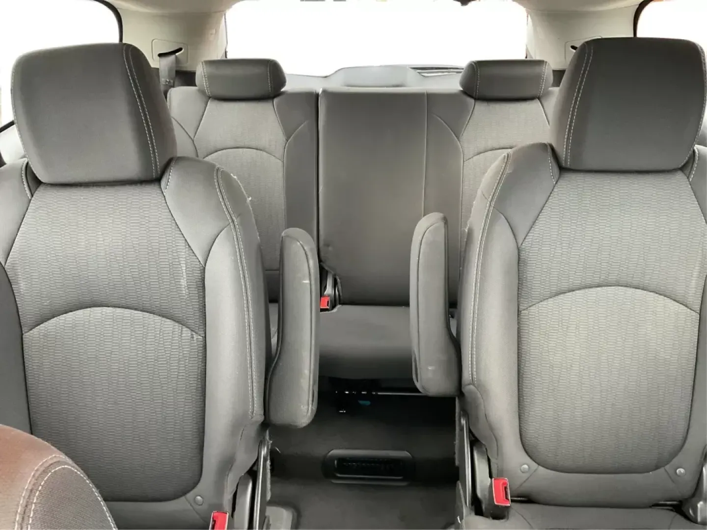 2013 Chevrolet Traverse 1LT (1GNKRGKD0DJ) with an 3.6L V-6 gasoline direct injection engine, located at 1230 East Main St, Xenia, OH, 45385, (937) 908-9800, 39.688042, -83.910538 - Photo#12