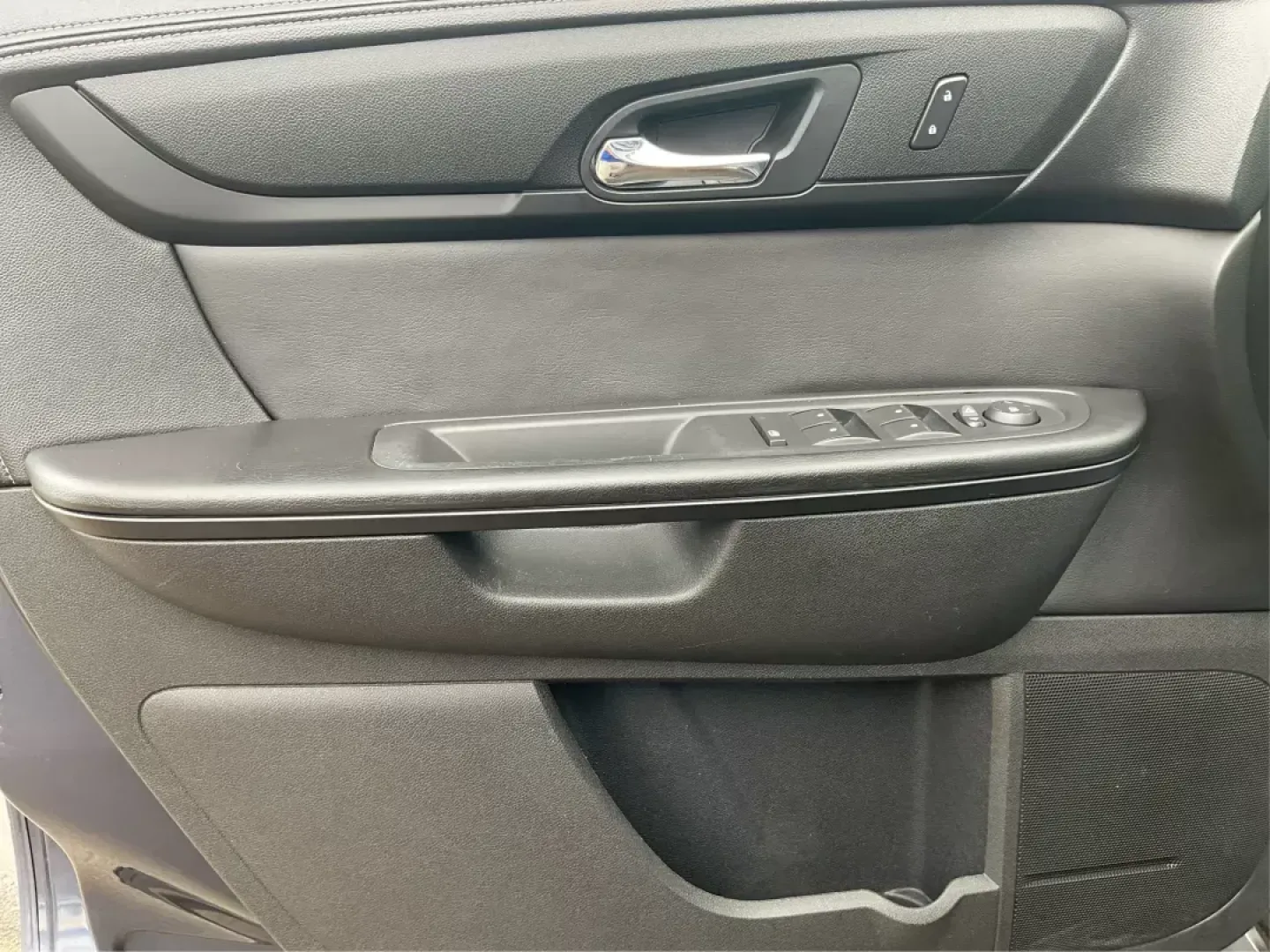 2013 Chevrolet Traverse 1LT (1GNKRGKD0DJ) with an 3.6L V-6 gasoline direct injection engine, located at 1230 East Main St, Xenia, OH, 45385, (937) 908-9800, 39.688042, -83.910538 - Photo#17