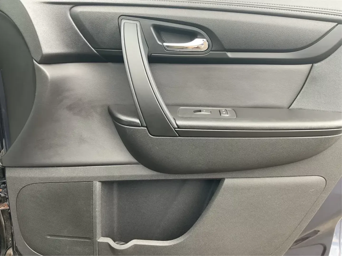 2013 Chevrolet Traverse 1LT (1GNKRGKD0DJ) with an 3.6L V-6 gasoline direct injection engine, located at 1230 East Main St, Xenia, OH, 45385, (937) 908-9800, 39.688042, -83.910538 - Photo#18