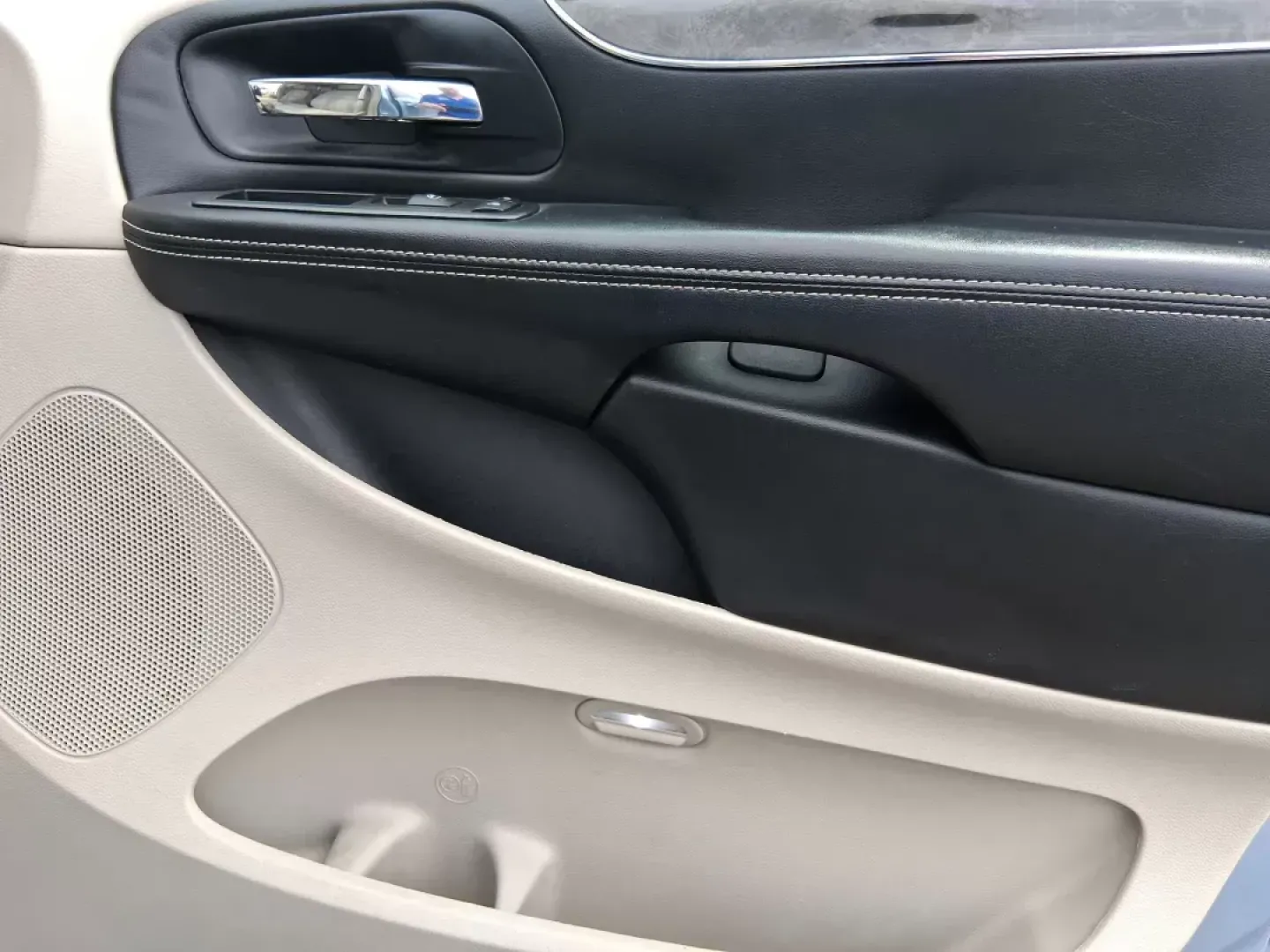 2013 Chrysler Town and Country Touring (2C4RC1BG5DR) with an Pentastar 3.6L V-6 DOHC engine, located at 401 Woodman Dr, Riverside, OH, 45431, (937) 908-9800, 39.761024, -84.120956 - Photo#19