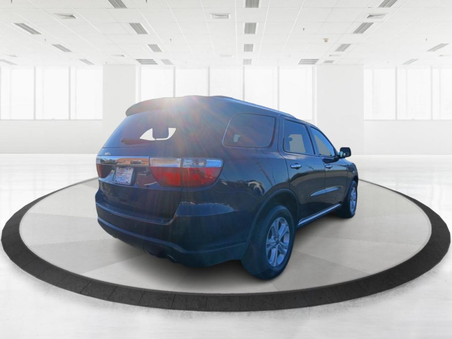 2013 Dodge Durango Crew AWD (1C4RDJDG8DC) with an 3.6L V6 DOHC 24V engine, 5-Speed Automatic transmission, located at 1230 East Main St, Xenia, OH, 45385, (937) 908-9800, 39.688042, -83.910538 - Photo#2