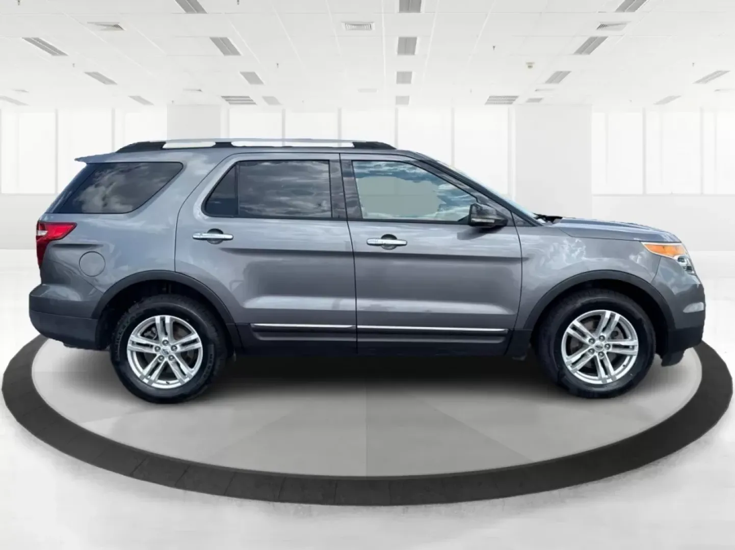 2013 Ford Explorer XLT (1FM5K8D88DG) with an 3.5L V-6 DOHC engine, located at 1230 East Main St, Xenia, OH, 45385, (937) 908-9800, 39.688042, -83.910538 - Photo#14