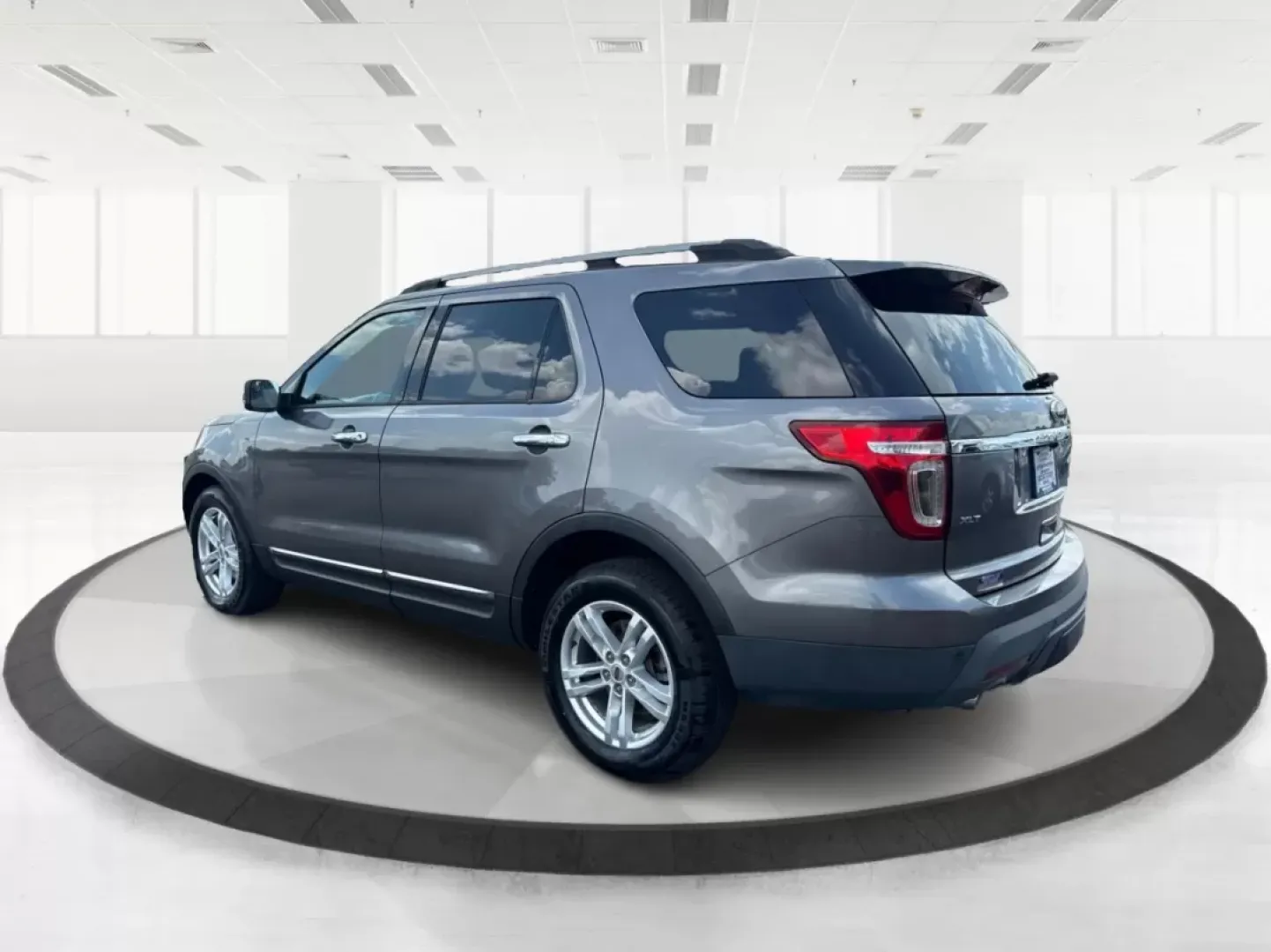 2013 Ford Explorer XLT (1FM5K8D88DG) with an 3.5L V-6 DOHC engine, located at 1230 East Main St, Xenia, OH, 45385, (937) 908-9800, 39.688042, -83.910538 - Photo#17