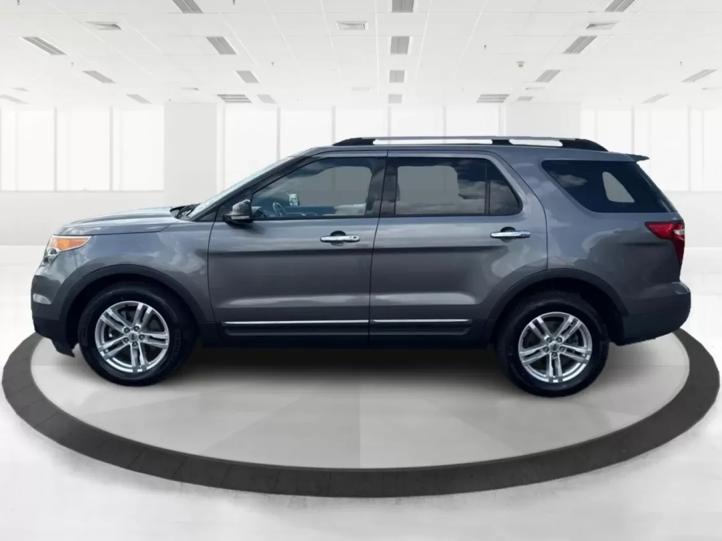 2013 Ford Explorer XLT (1FM5K8D88DG) with an 3.5L V-6 DOHC engine, located at 1230 East Main St, Xenia, OH, 45385, (937) 908-9800, 39.688042, -83.910538 - Photo#18