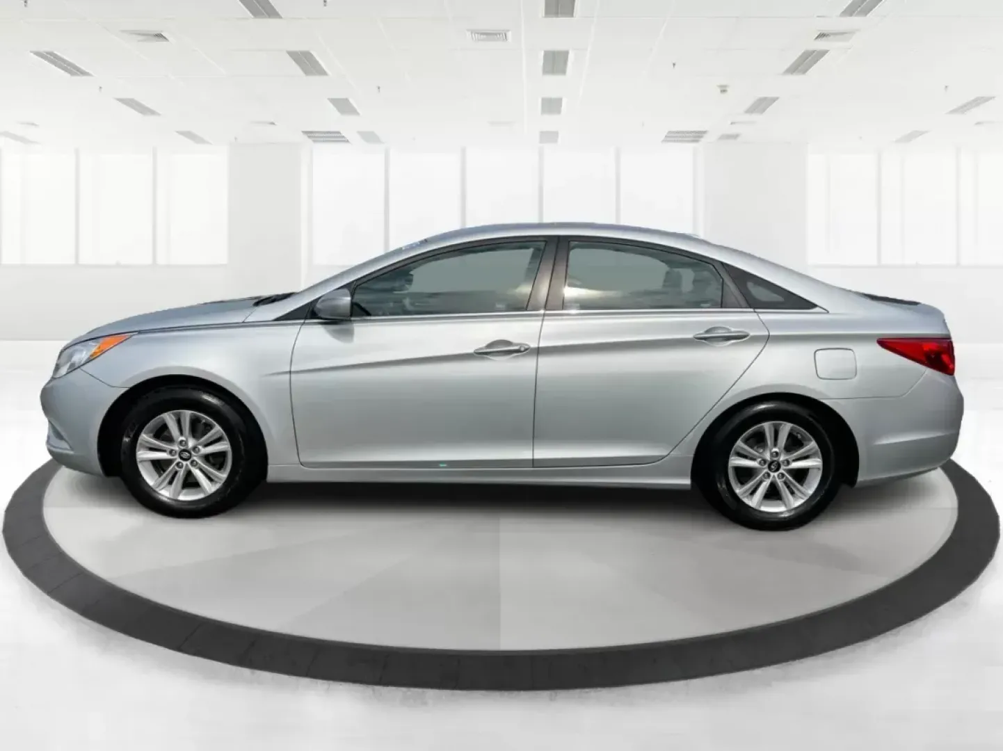 2013 Hyundai Sonata GLS (5NPEB4AC1DH) with an 2.4L I-4 gasoline direct injection engine, located at 8750 N County Rd 25A, Piqua, OH, 45356, (937) 908-9800, 40.164391, -84.232513 - Photo#5