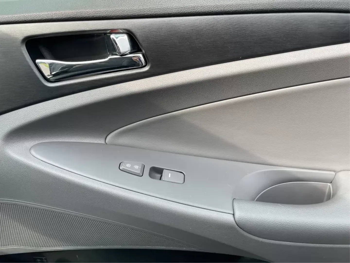 2013 Hyundai Sonata GLS (5NPEB4AC1DH) with an 2.4L I-4 gasoline direct injection engine, located at 8750 N County Rd 25A, Piqua, OH, 45356, (937) 908-9800, 40.164391, -84.232513 - Photo#19
