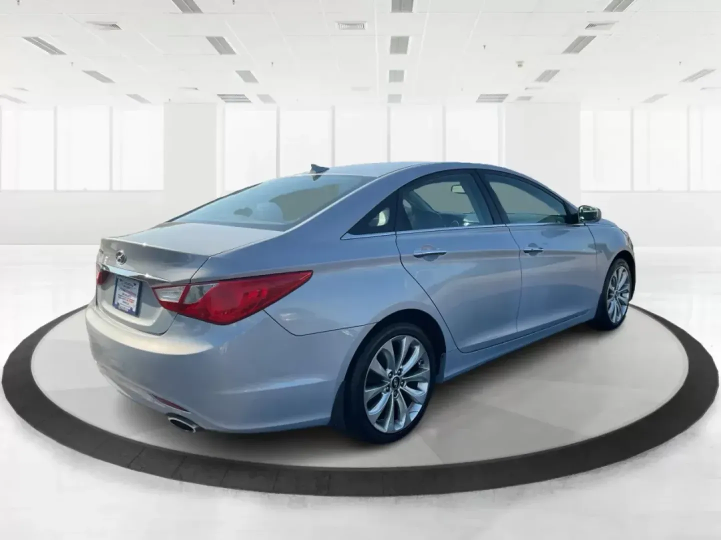 2013 Hyundai Sonata SE (5NPEC4AC8DH) with an 2.4L I-4 gasoline direct injection engine, located at 1951 S Dayton Lakeview Rd., New Carlisle, OH, 45344, (937) 908-9800, 39.890999, -84.050255 - Photo#2